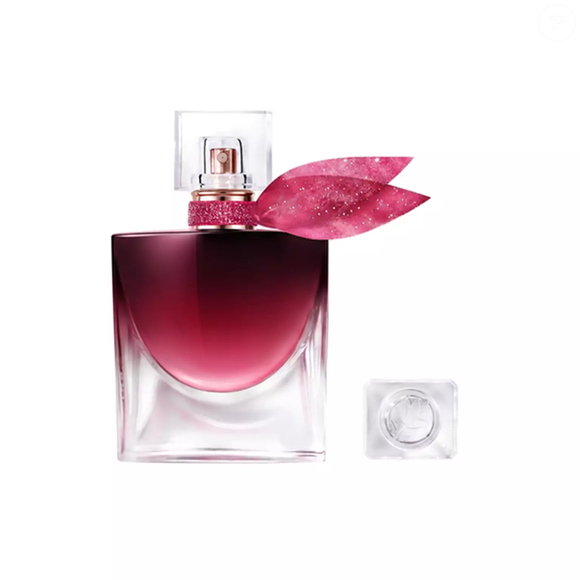 O La Vie Est Belle Very Cherry, da Lancôme, aposta na cereja negra como protagonista e combina o ingrediente com notas de oud, absoluto de folha de violeta, manteiga de cacau e baunilha de Madagascar, segundo a descrição oficial da marca