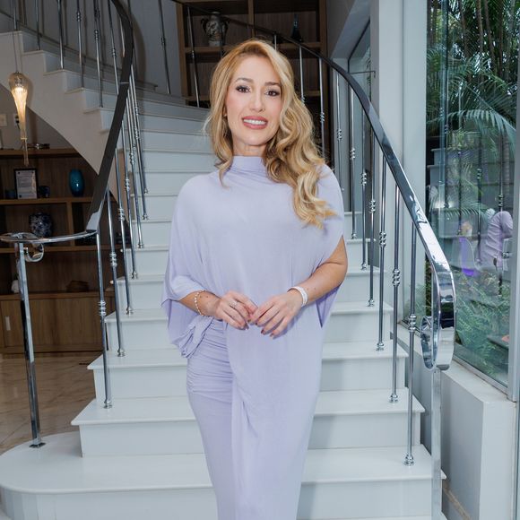 Ainda no universo do reality da TV Globo, a campeã do BBB 23, que também é médica como McGowan, apostou em um visual casual chic no tom lavanda. Ela escolheu uma peça que parece única