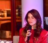 Para o evento, a empresária e influenciadora não economizou no impacto: surgiu com um vestido vermelho avaliado em cerca de R$ 22 mil, assinado pela grife italiana Versace, o mesmo modelo já exibido por Kylie Jenner e Bella Hadid