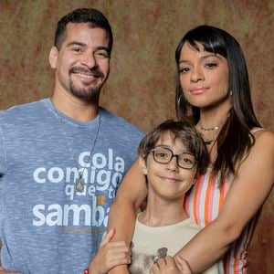 Vasco (Thiago Martins) ganhará dinheiro vendendo morango do amor e ajudará Lucimar e seu filho