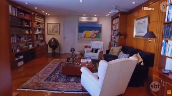 Casa de luxo de Ronnie Von: estantes reúnem vários livros e decoração inclui pinturas de famosos como Pablo Picasso