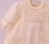 Enxoval de Mel foi feito em tons de amarelo, branco e rosa e teve desenhos de flores, colmeias e abelhas para combinar com seu nome