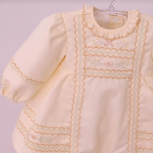 Enxoval de Mel foi feito em tons de amarelo, branco e rosa e teve desenhos de flores, colmeias e abelhas para combinar com seu nome