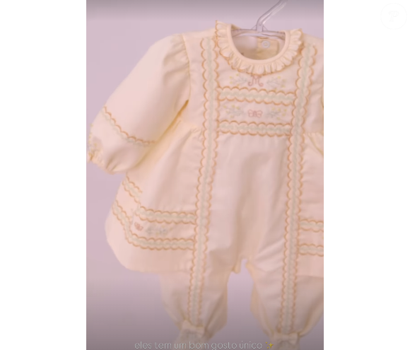 Enxoval de Mel foi feito em tons de amarelo, branco e rosa e teve desenhos de flores, colmeias e abelhas para combinar com seu nome