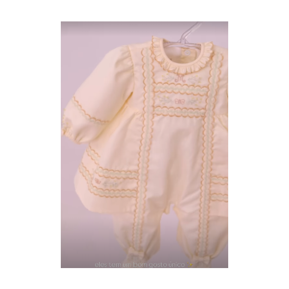 Enxoval de Mel foi feito em tons de amarelo, branco e rosa e teve desenhos de flores, colmeias e abelhas para combinar com seu nome
