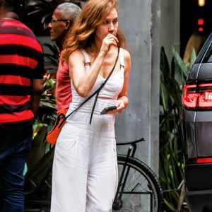 Camila Morgado é flagrada em dia chuvoso no Rio de Janeiro e chama atenção com tênis vintage cheio de estilo