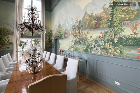 Antes da reforma de 2022, o apartamento refletia o estilo renascentista, com móveis clássicos, obras de arte e sala pintada em trompe-l’oeil