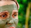 No skincare coreano, o segredo das máscaras faciais está em aplicar o produto com leves batidinhas, ajudando a pele a absorver melhor os nutrientes.