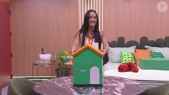 Eva, sempre carismática e figurinha carimbada no VIP, venceu a liderança e levou junto Aline, Vinícius, Maike e Vilma para o Apê. Lá, usou o celular da casa, gravou vídeos, sorriu para as fotos... e ganhou um apartamento ao levantar o telhado da maquete. A cearense chorou, agradeceu e já começou a pensar na decoração