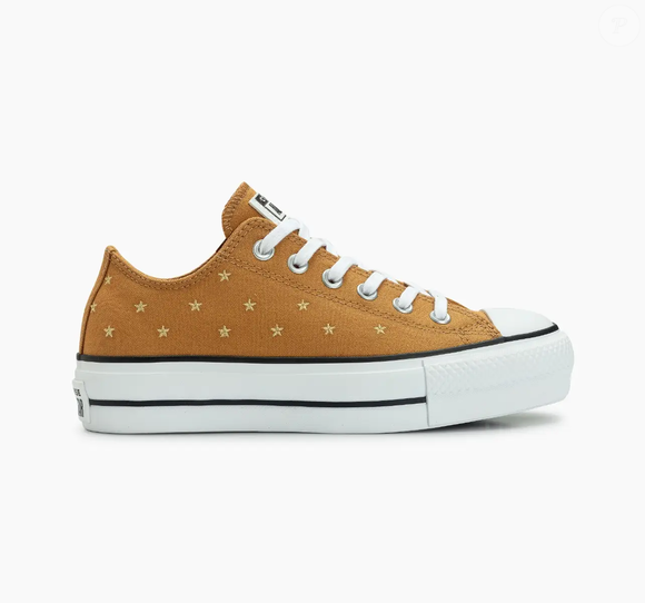 A Converse aposta em tênis jeans com plataforma XXL e reforça a tendência do combo vestido leve + sneaker na meia-estação