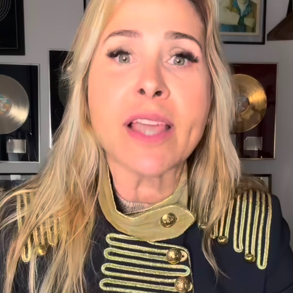 Andrea Sorvetão rebate Xuxa Meneghel, afirma que o rompimento entre as duas foi político e revela supostos episódios de preconceito entre Paquitas