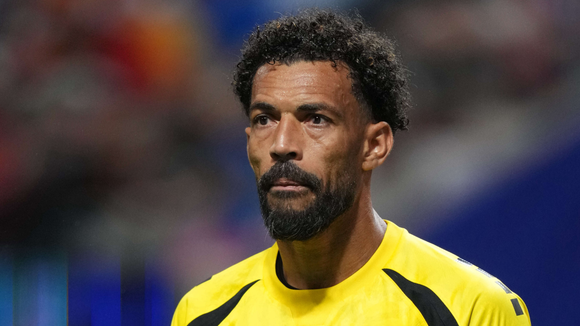 'Nunca vivi com meus pais': destaque absoluto em empate histórico de Cabo Verde com Espanha na Copa 2026, goleiro Vozinha, de 40 anos, superou tragédia familiar que lhe rendeu o apelido