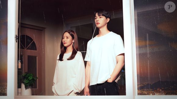 Em 'Clima do Amor', uma meteorologista se envolve com um funcionário desajeitado e juntos vivem um romance de escritório