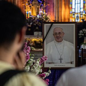 Istanbul, Turquia: pessoas olham para um retrato do Papa Francisco na Igreja Católica de Santo Antônio