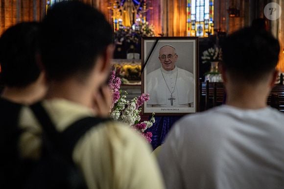 Istanbul, Turquia: pessoas olham para um retrato do Papa Francisco na Igreja Católica de Santo Antônio