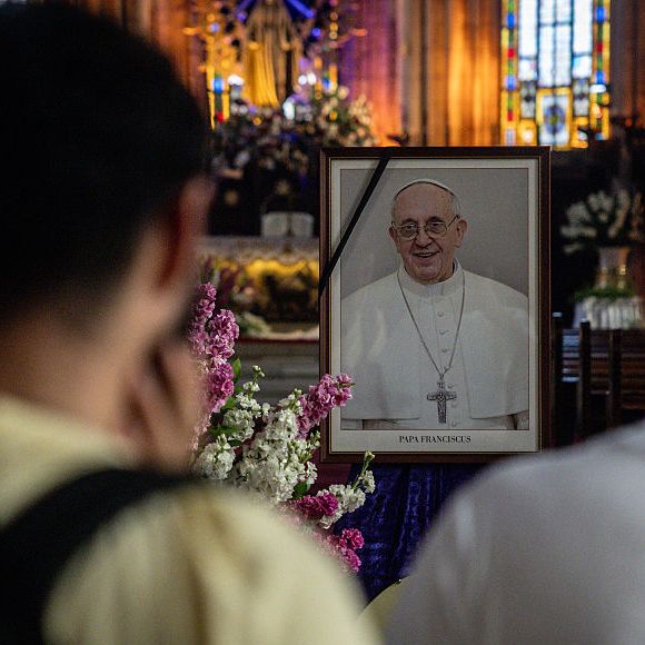 Istanbul, Turquia: pessoas olham para um retrato do Papa Francisco na Igreja Católica de Santo Antônio