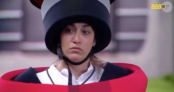 Segundo Daniele, ninguém corresponde às suas tentativas de aproximação em conversas na casa