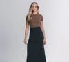 Esta saia midi da Insider reinterpreta a paixão de Carolina Herrera pelas construções arquitetônicas e pelas silhuetas bem definidas em uma versão contemporânea e funcional