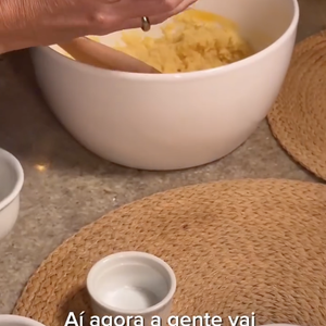 Para fazer a receita, basta adicionar todos os ingredientes em uma tigela e misturá-los