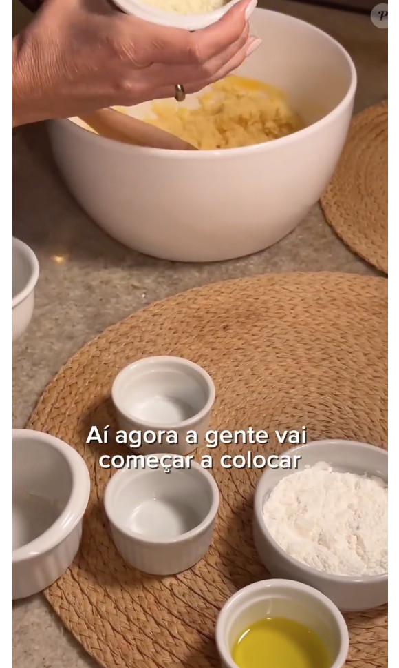 Para fazer a receita, basta adicionar todos os ingredientes em uma tigela e misturá-los