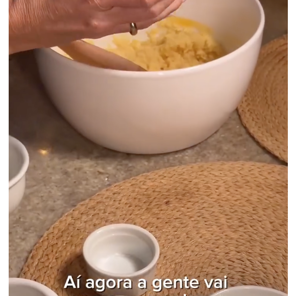 Para fazer a receita, basta adicionar todos os ingredientes em uma tigela e misturá-los