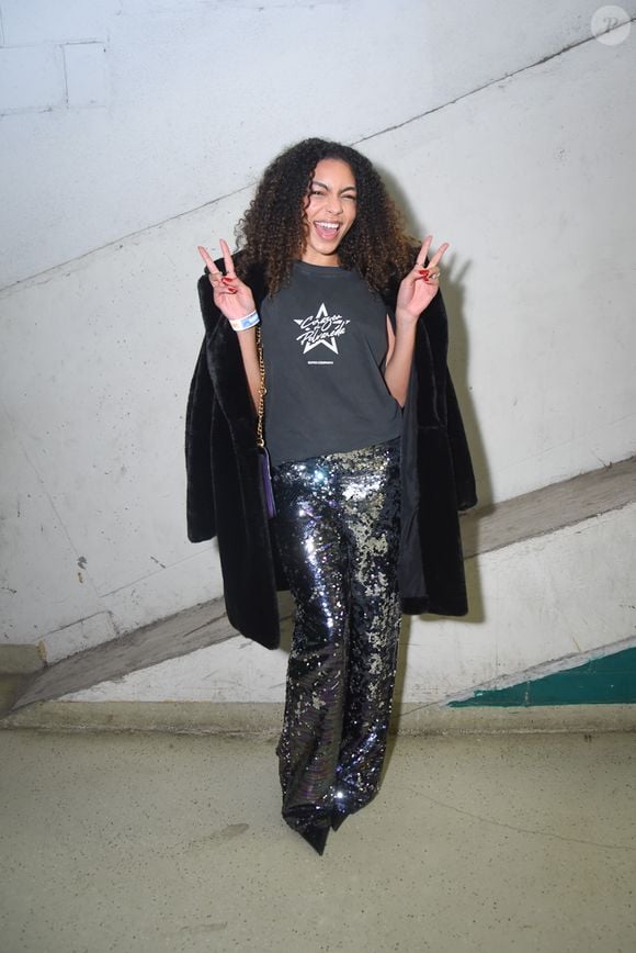 Cheia de brilho, Any Gabrielly mostrou o melhor do seu estilo jovem para prestigiar Xuxa no palco