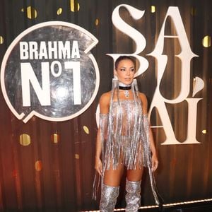 Para aproveitar a folia, Gkay apostou em um look 100% prateado repleto de brilhos e strass