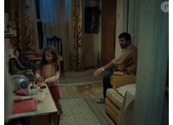 A mãe e o padrasto de Melek vão até a delegacia e retiram a denúncia de sumiço da menina na novela 'Mãe' em 31 de outubro de 2025, sexta-feira