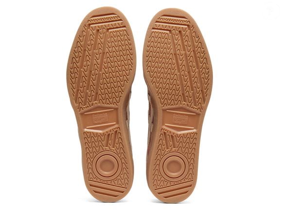 O Onitsuka Tiger GSM, anunciado por R$ 945 até o fechamento desta matéria, reúne referências vintage, acabamento em camurça e uma tonalidade avermelhada marcante. Uma opção para quem procura um tênis diferente dos modelos tradicionais e gosta de investir em acessórios que valorizam a produção