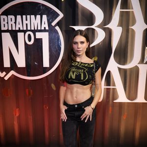 Simples, Flávia Pavanelli posou com uma calça jeans escura e abadá em cropped