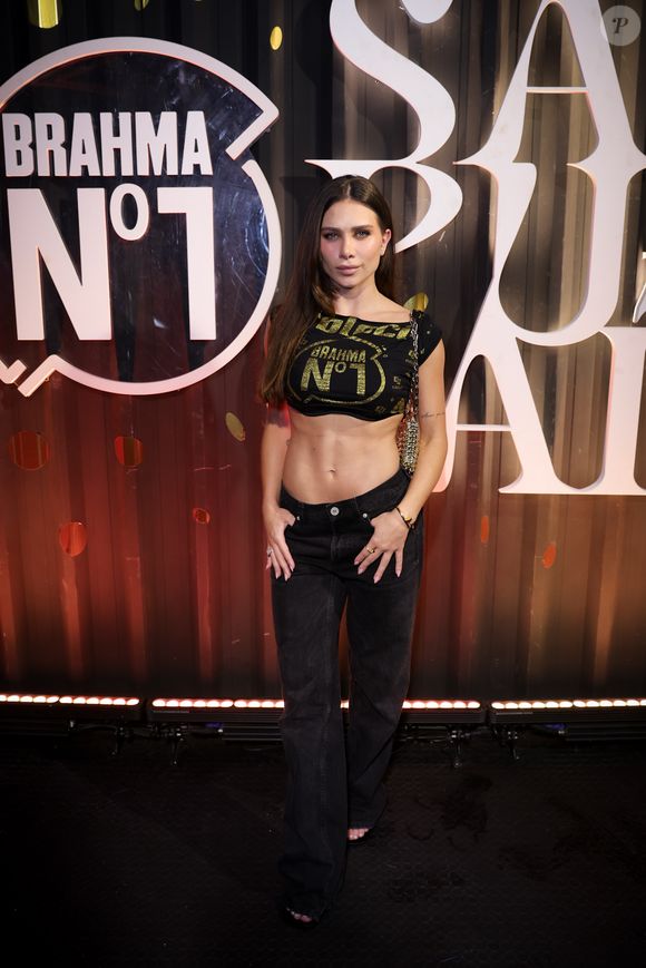 Simples, Flávia Pavanelli posou com uma calça jeans escura e abadá em cropped