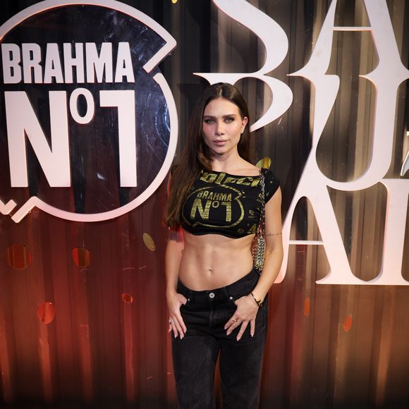 Simples, Flávia Pavanelli posou com uma calça jeans escura e abadá em cropped