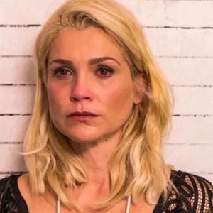 Sandra (Flavia Alessandra) ressurge em 'Êta Mundo Melhor' presa e costurando na cadeia