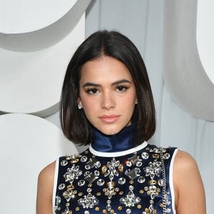 Bruna Marquezine é referência no chanel reto, usado na altura do queixo, com base reta e pontas levemente desfiadas. A risca central e os fios lisos reforçam a aparência elegante e moderna do corte