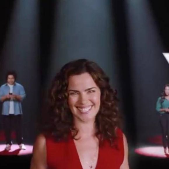 2020: Ana Paula Arósio fez um retorno triunfal em uma campanha publicitária para o Santander, onde valorizou seu cabelo cacheado e brincou com seu sumiço