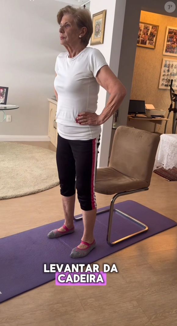 O que é bom para os idosos? A instrutora de pilates recomenda que o exercício de agachamento com o auxílio de uma cadeira é ótimo para fortalecer coxas e glúteos.