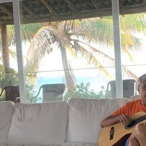 Caetano Veloso mora em uma mansão no bairro Rio Vermelho, em Salvador, na Bahia