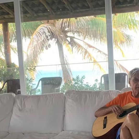 Caetano Veloso mora em uma mansão no bairro Rio Vermelho, em Salvador, na Bahia