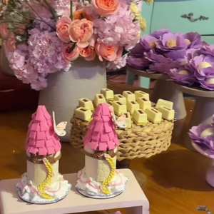A festa de Maria Flor ganhou uma decoração de conto de fadas, com torre monumental inspirada em Rapunzel, árvores cenográficas, flores coloridas e réplicas de animais. O evento celebrou os 4 anos da filha de Virginia Fonseca e Zé Felipe, em Goiânia, com o tema do filme 'Enrolados'