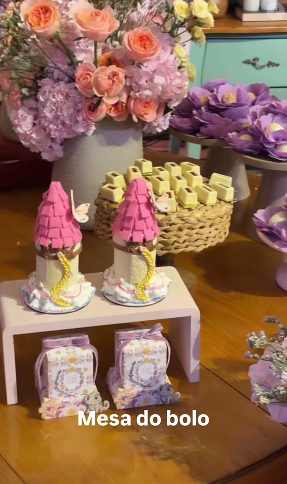 A festa de Maria Flor ganhou uma decoração de conto de fadas, com torre monumental inspirada em Rapunzel, árvores cenográficas, flores coloridas e réplicas de animais. O evento celebrou os 4 anos da filha de Virginia Fonseca e Zé Felipe, em Goiânia, com o tema do filme 'Enrolados'