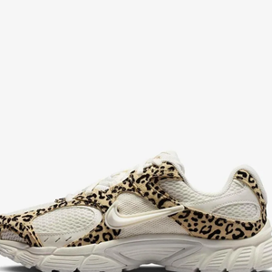 O Nike V5 Runner Feminino aposta em uma estética inspirada nos anos 2000, com entressola de espuma robusta e leve, detalhes metálicos e logo Swoosh 3D