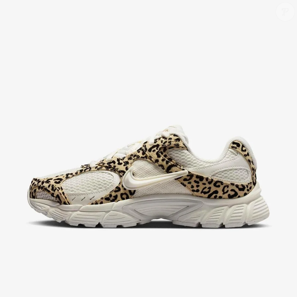 O Nike V5 Runner Feminino aposta em uma estética inspirada nos anos 2000, com entressola de espuma robusta e leve, detalhes metálicos e logo Swoosh 3D