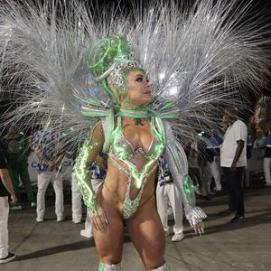 Rainha de Bateria da Mocidade Independente de Padre Miguel, Fabíola de Andrade impressionou com seu look futurista