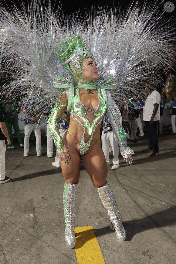 Rainha de Bateria da Mocidade Independente de Padre Miguel, Fabíola de Andrade impressionou com seu look futurista