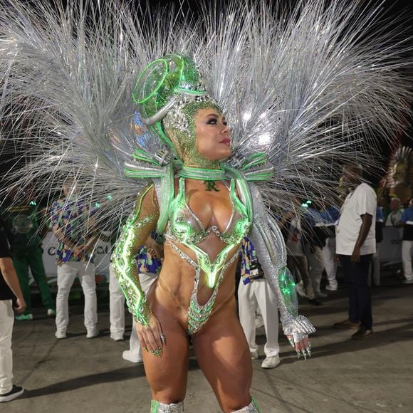 Rainha de Bateria da Mocidade Independente de Padre Miguel, Fabíola de Andrade impressionou com seu look futurista
