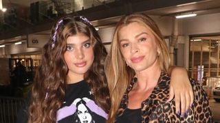 Vilã de 'Três Graças', Grazi Massafera tem reação inesperada ao ser fotografada ao lado da filha Sofia; tamanho da adolescente rouba a cena em fotos