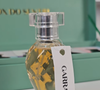A força das raízes e o sentimento de pertencimento foram referências para a criação que representa a garra no Box do Sentir, de O Boticário. A responsável pela interpretação é a perfumista francesa Leslie Gauthier, da Symrise, que viveu por mais de dez anos no Brasil, onde sua filha nasceu. Essa ligação afetiva com o país ajudou a orientar a fragrância, desenvolvida para traduzir a capacidade de preservar aquilo que importa mesmo diante das transformações