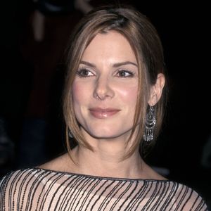 Visual de Sandra Bullock se manteve muito parecido desde então