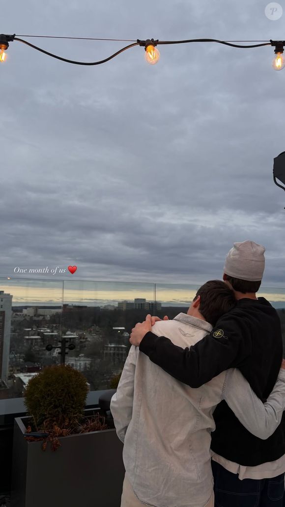 "Um mês de nós", escreveu Noah Schnapp na legenda de uma foto onde aparece abraçado a um rapaz