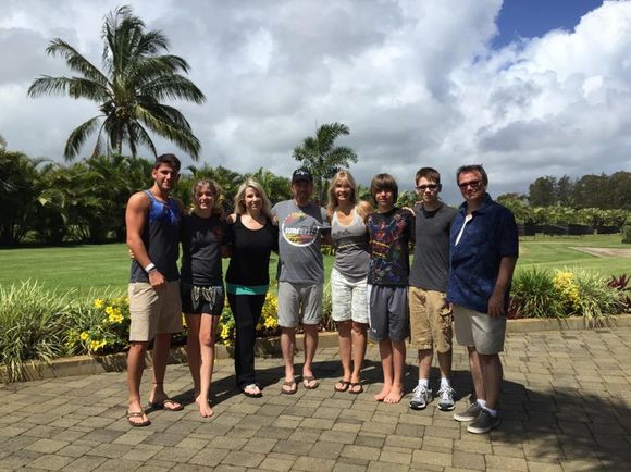 Chuck Norris e Dina chegaram a posar juntos em algumas fotos nas redes sociais, durante viagens feitas em família